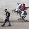 banksy-se-raspistoljio-u-parizu-murali-za-prava-migranata-i-podsjecanje-na-68-6780-9018.jpg